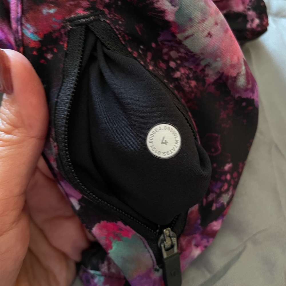 Lululemon Tracker Mid Rise Short 4” - Picture 4 of 5